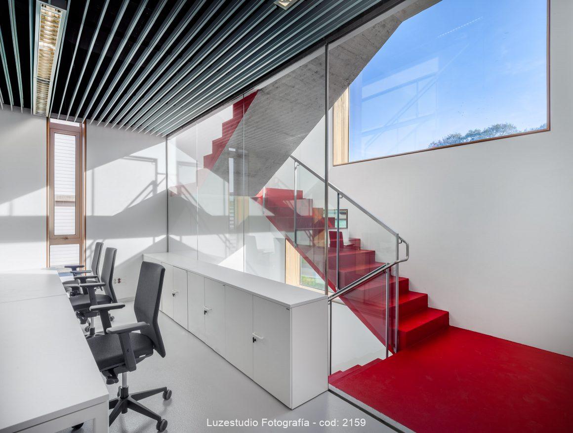 puestos de trabajo separados por mampara de cristal de escalera roja en a coruña galicia