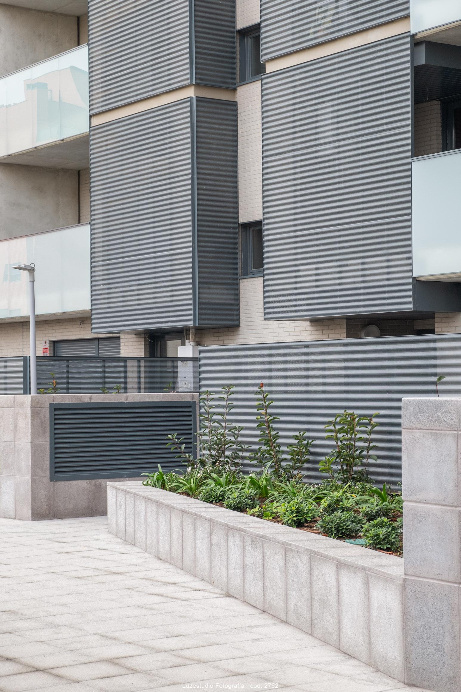 fotografía de arquitectura balcones con mamparas de vidrio y forjado desde el patio comunitario