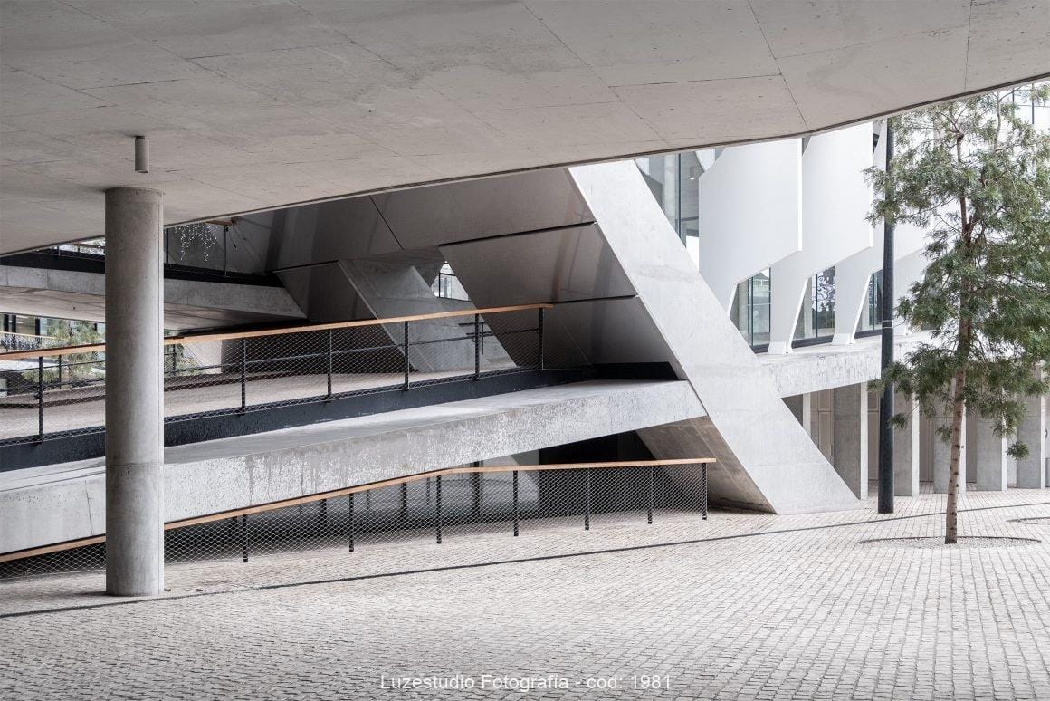 estructura hormigón edificio con suelo adoquines sede banco bbva las tablas madrid