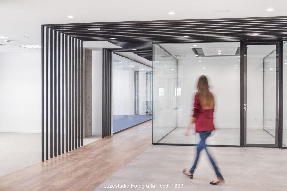 persona caminando en espacio de trabajo recien inaugurado en madrid
