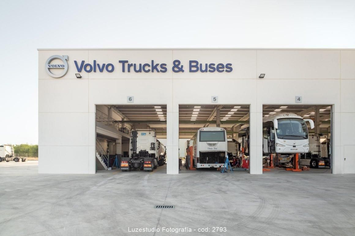 arquitectura de la nave taller mecanico para autobuses con puertas hacia los garajes
