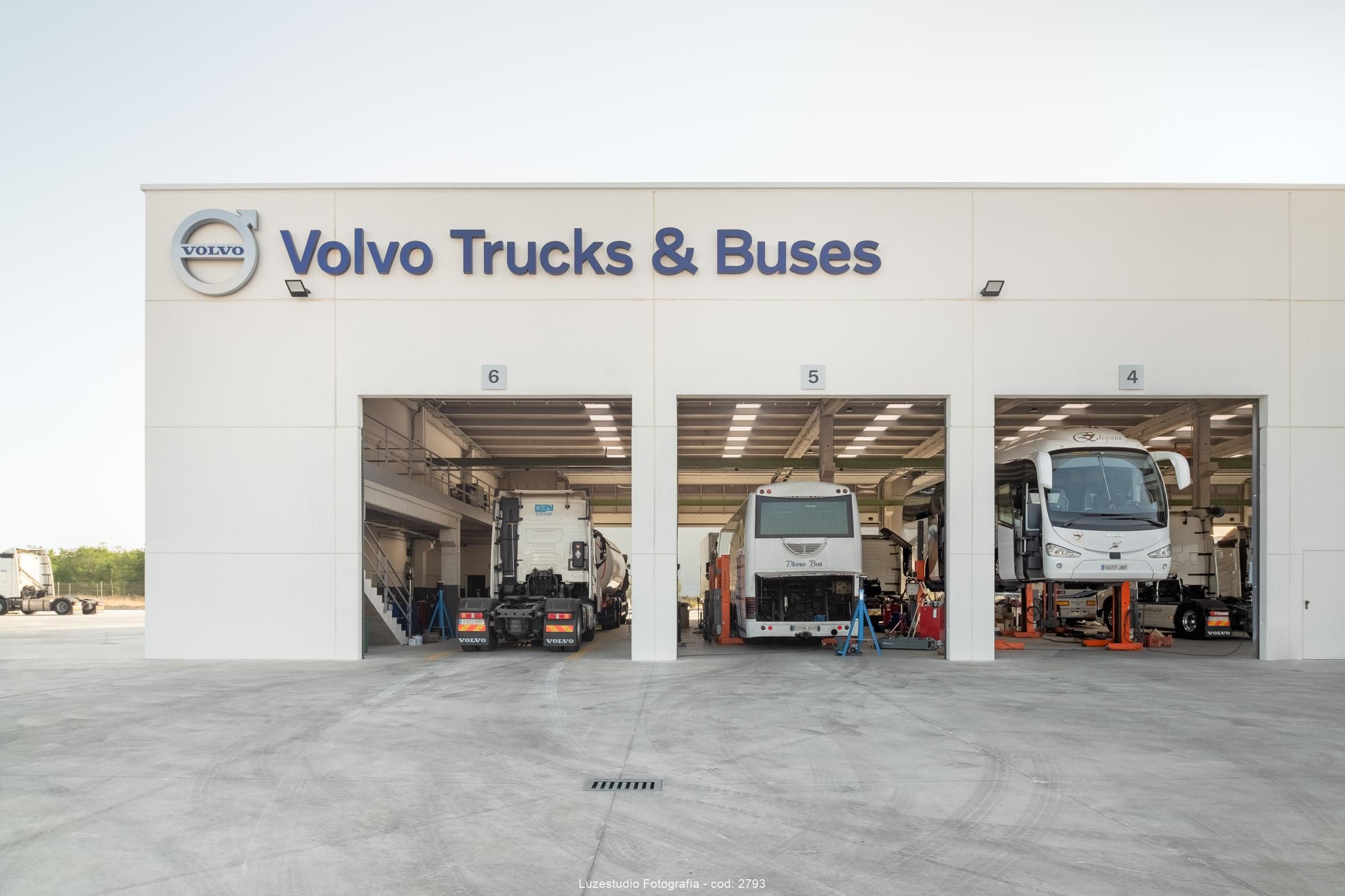 arquitectura de la nave taller mecanico para autobuses con puertas hacia los garajes