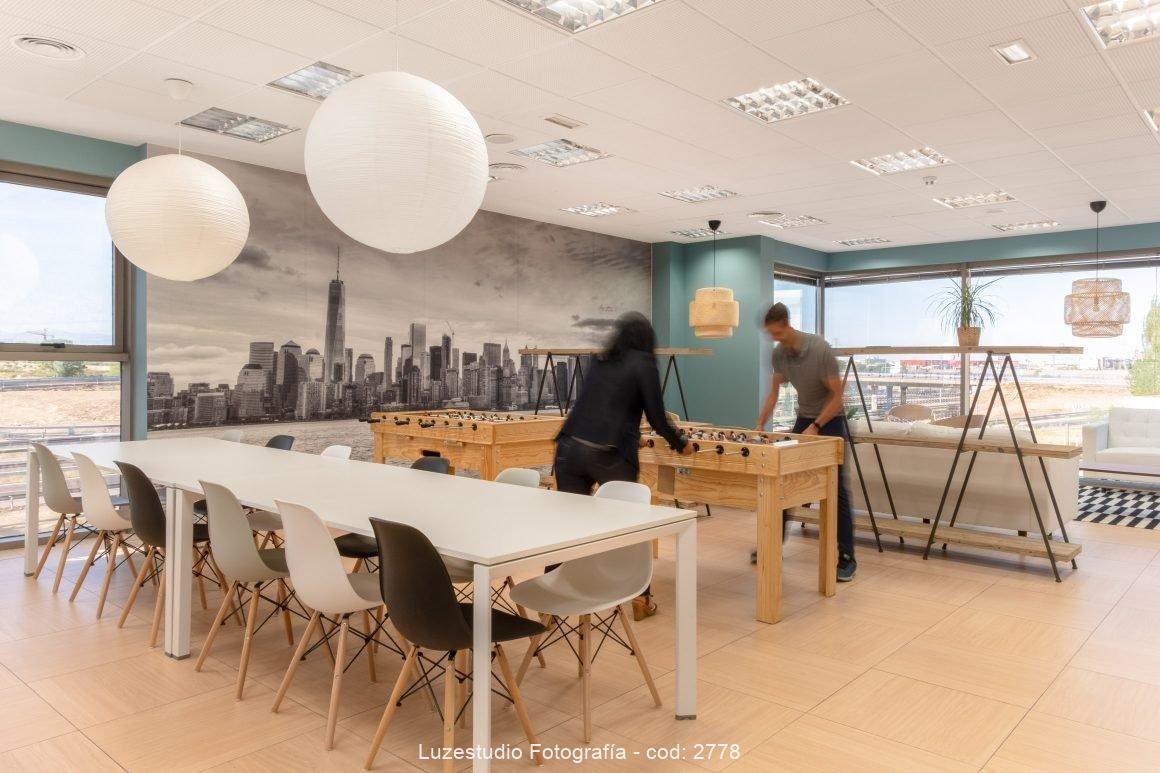 dos personas jugando futbolin en la sala de ocio de una oficina en madrid