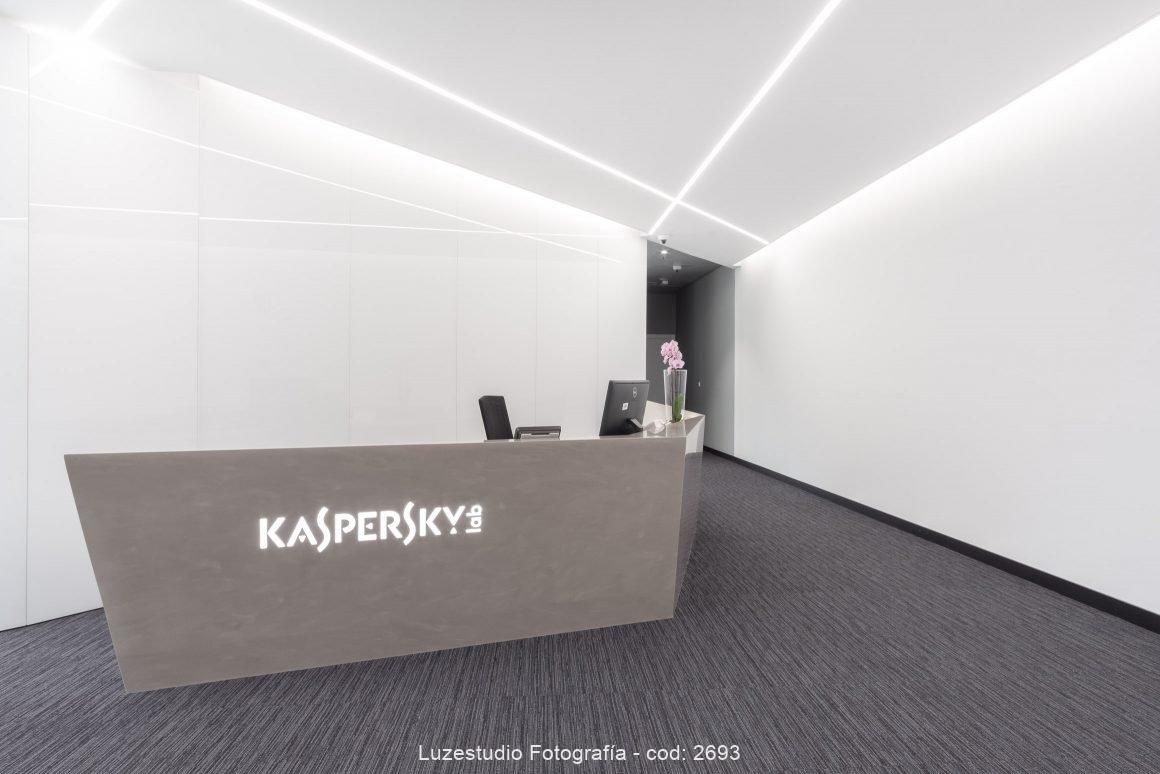 fotografía de interior de la recepción con mostrador en la sede de kaspersky en españa