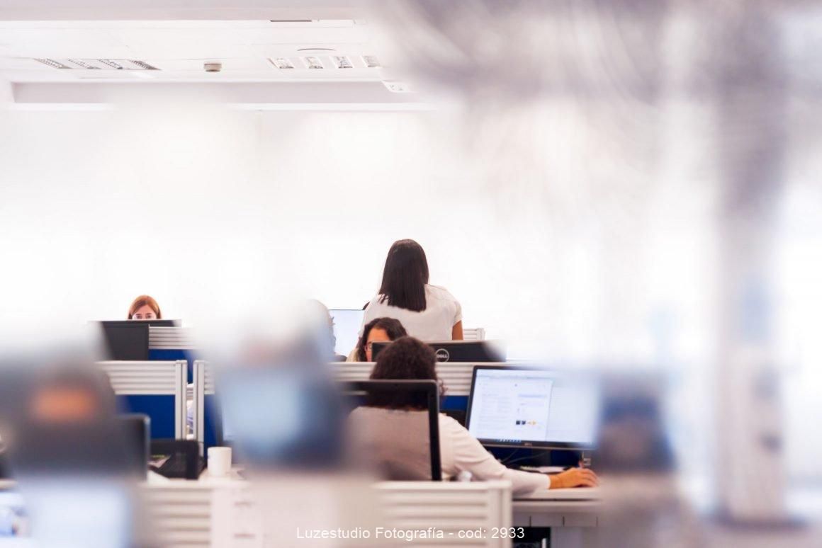 fotografía ambiente de trabajo en oficina tecnologica de madrid