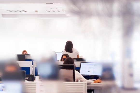 fotografía ambiente de trabajo en oficina tecnologica de madrid