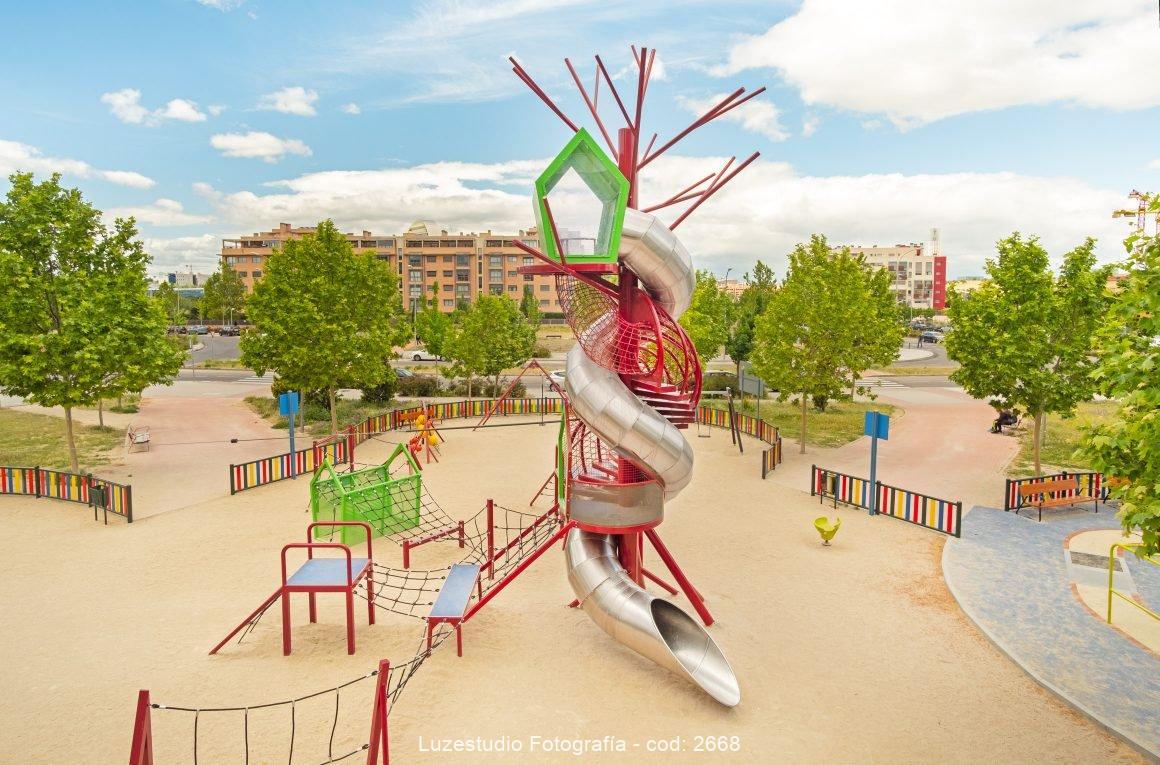 fotografía aerea tree house parque infantil foto de obra pública en barrio madrileño