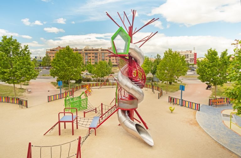 fotografía aerea tree house parque infantil foto de obra pública en barrio madrileño
