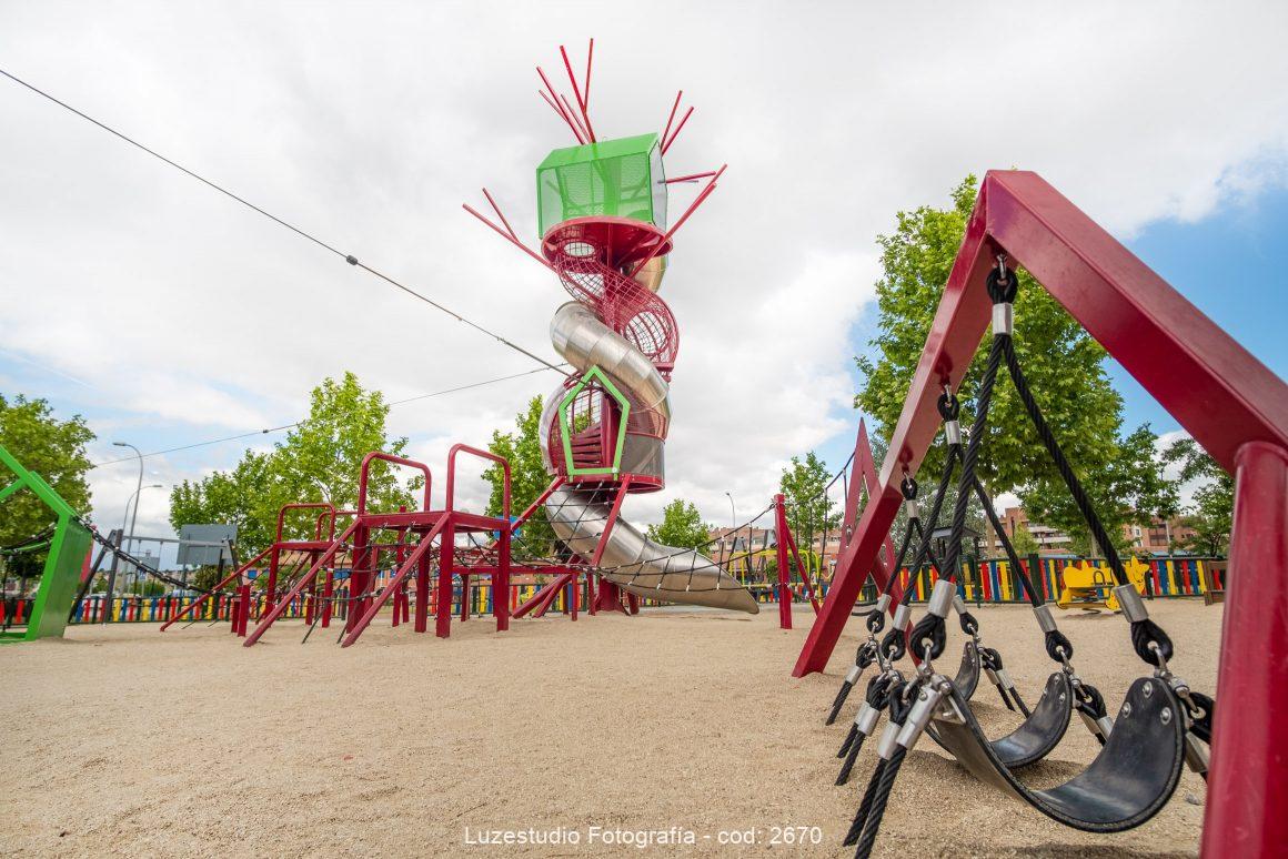 estructura diseño de parque intantil con tobogan en forma de caracol