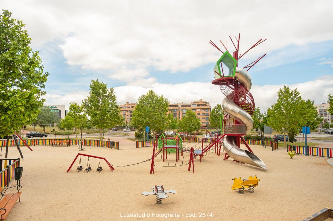 fotografía elevada obra publica zona de juego con tobogan y cuerdas