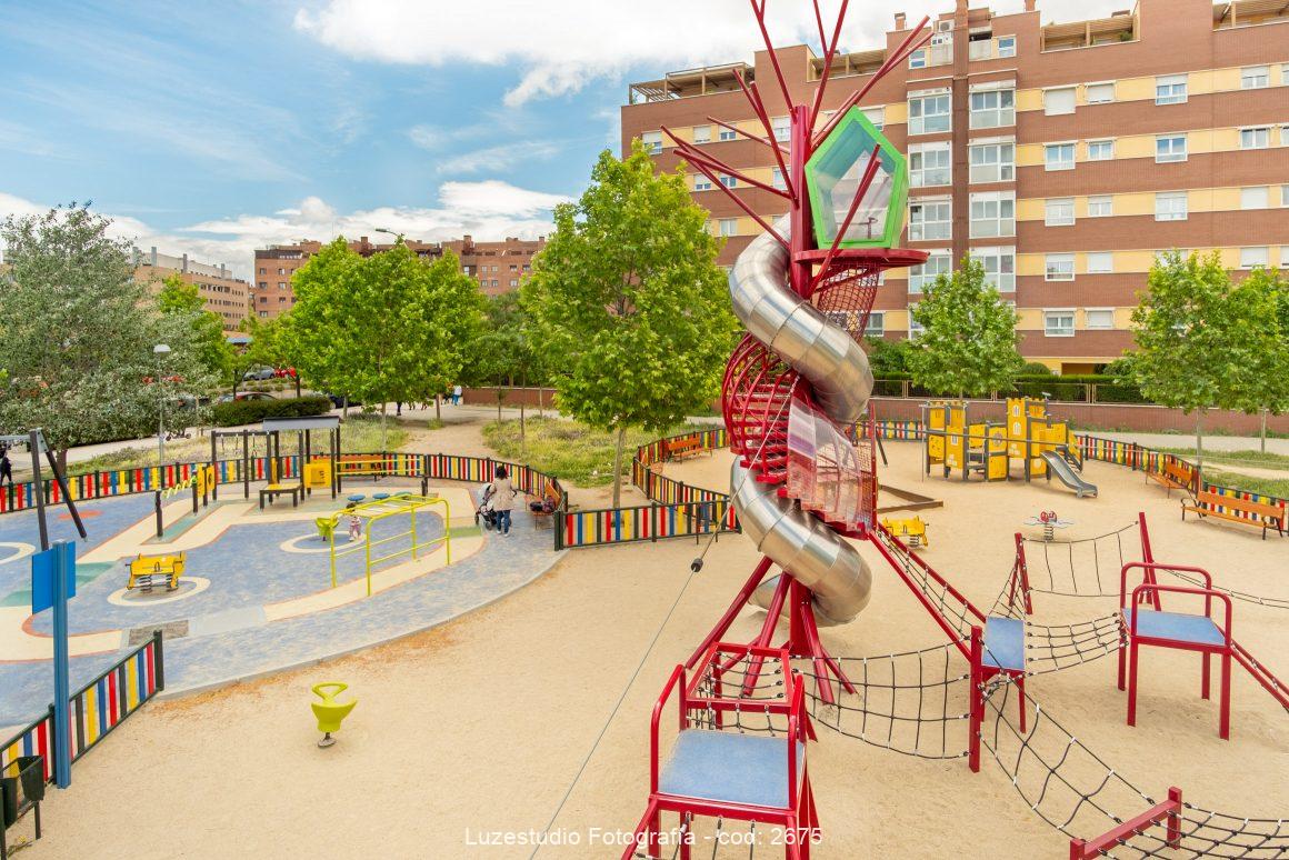 fotografía aerea parque infantil en madrid con edificio de viviendas al fondo