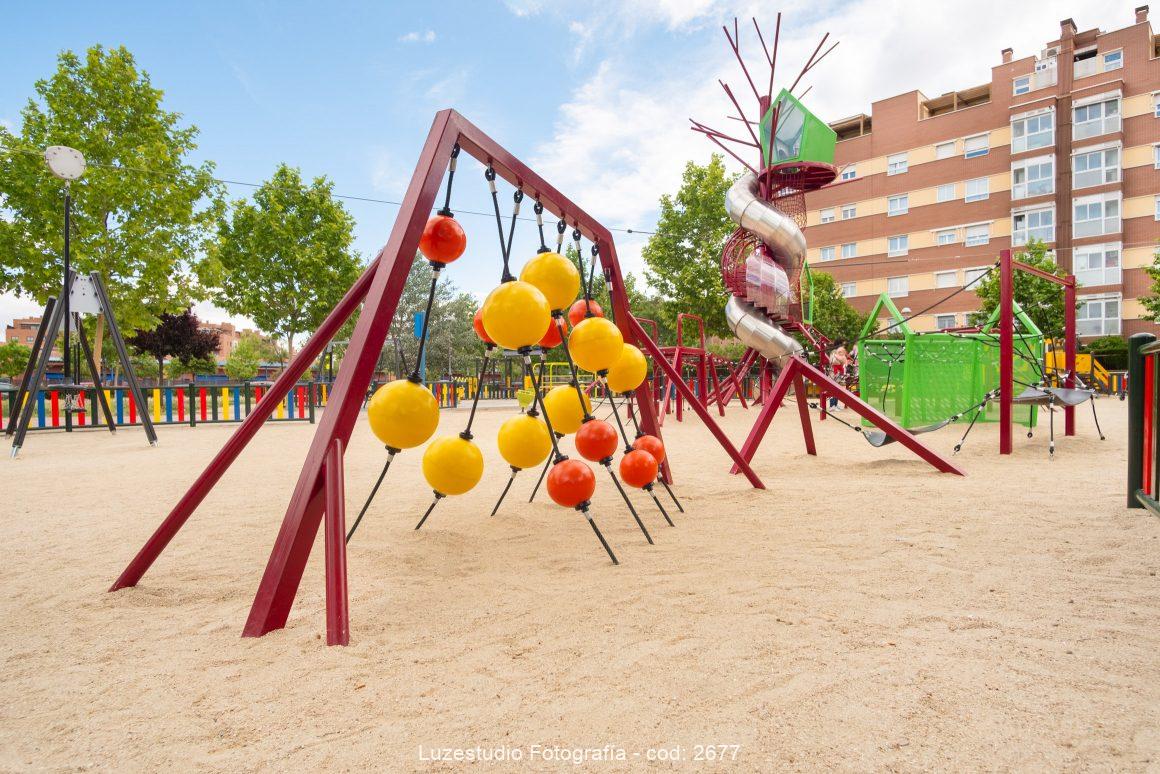 estructura de juego con cuedas para trepar en parque infantil