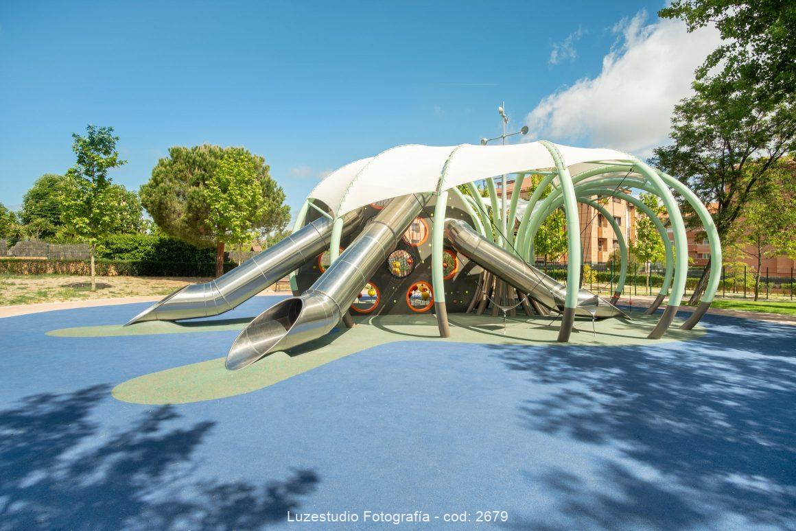 fotografía de parque infantil zona de juego con 3 toboganes cubierto por toldos