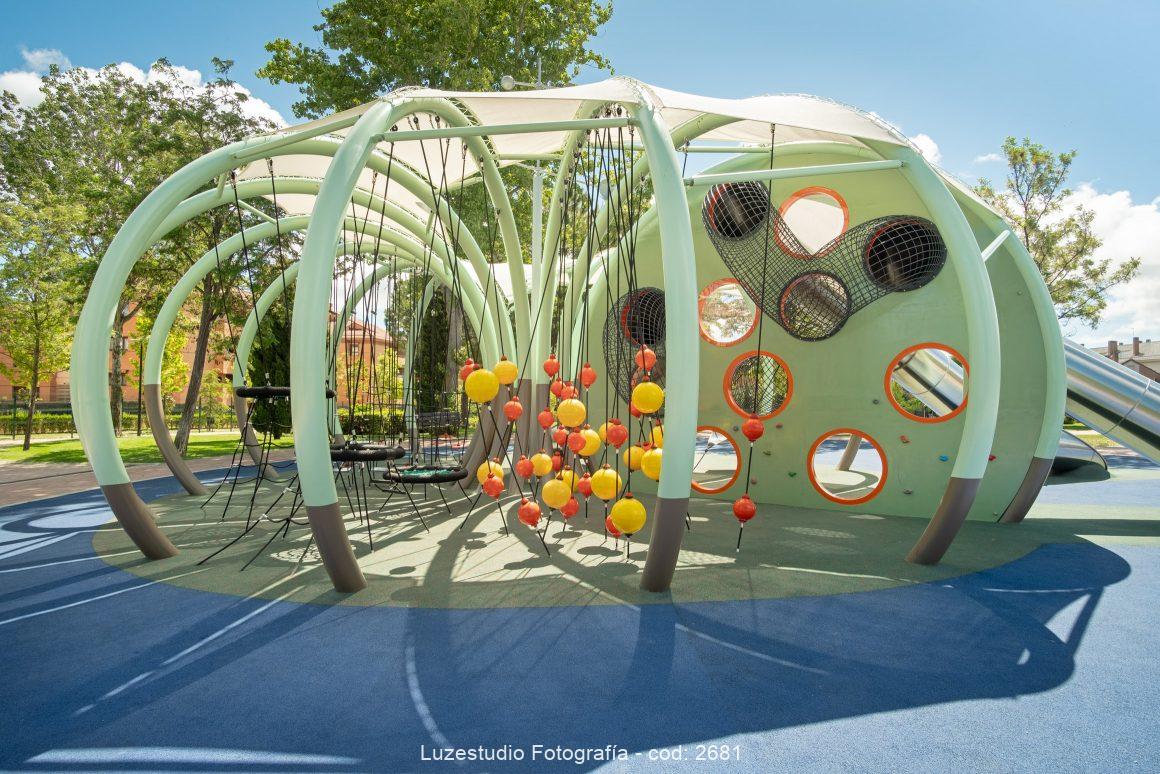 fotografía de obra pública lappset recreology parque infantil de diseño en boadilla del monte