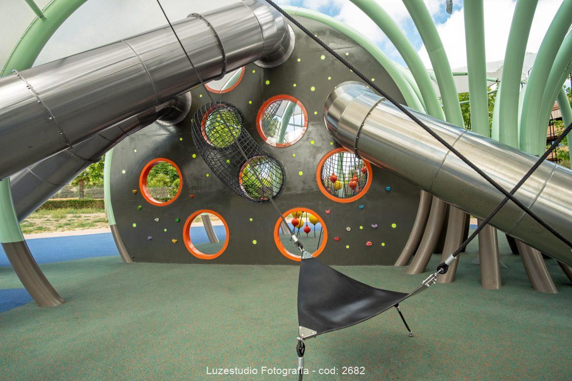 toboganes y pared de escalada en parque infantil nautilus boadilla del monte