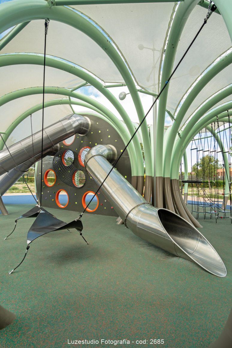 arquitectura de construcción en forma de nautilus con tobogan