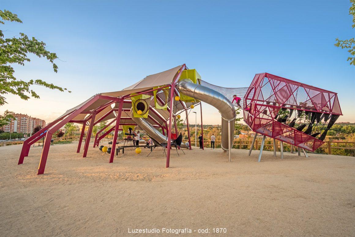 dinosaurio trex en parque infantil fotografía obra publica ayuntamiento de madrid