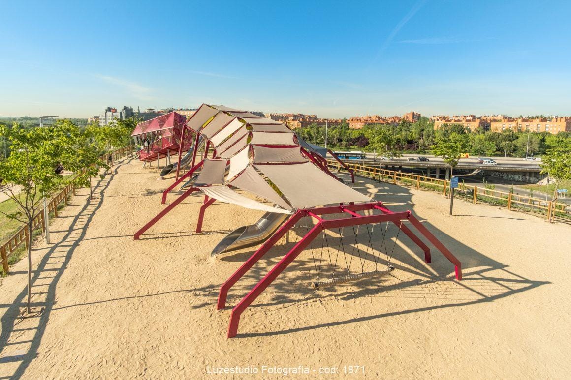 fotografía aerea elevada area de juego dinosaurio trex manzanares lappset madrid