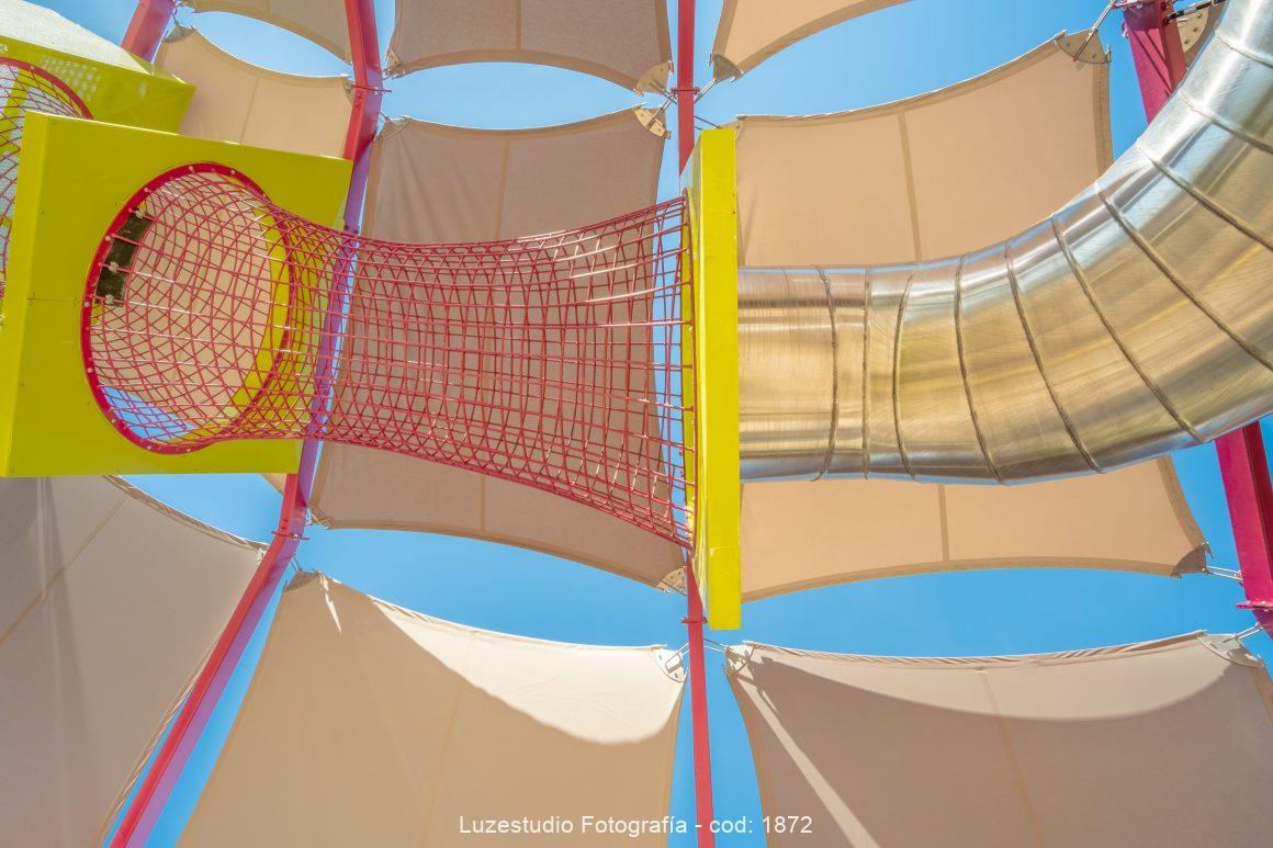 union de materiales diseño estructura parque infantil pasillo elevado y tobogan