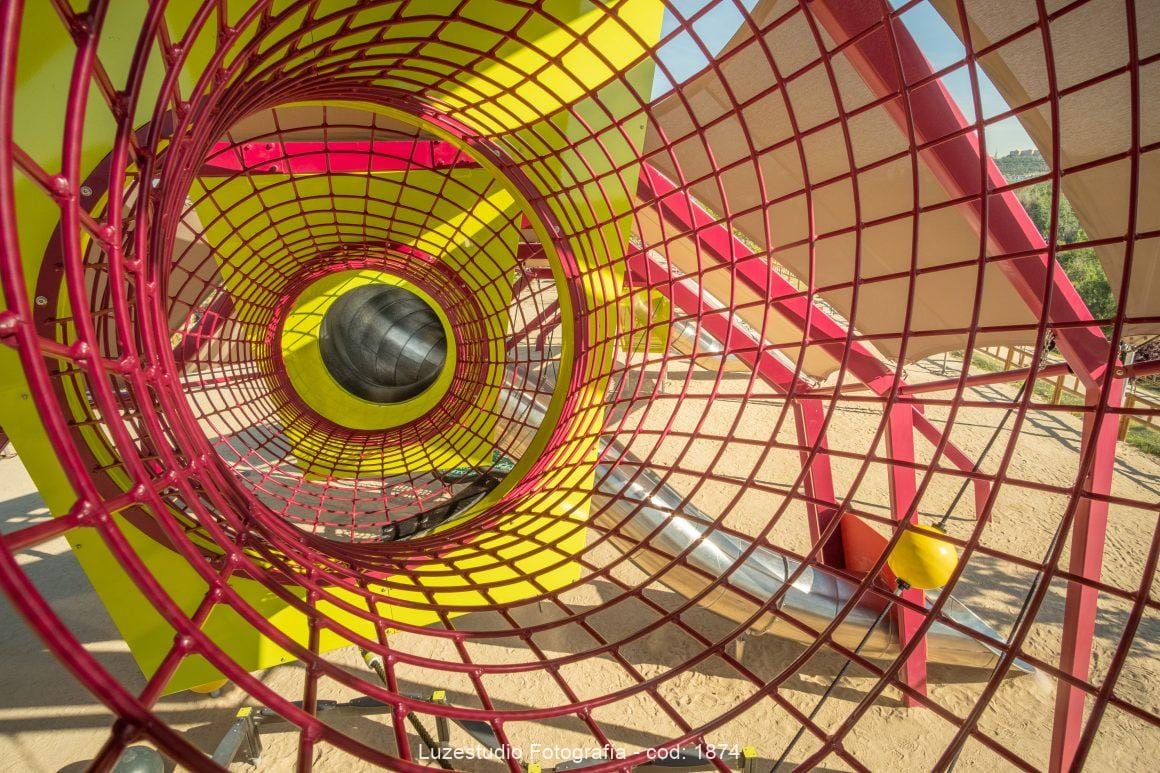 tubo de acero color rosa acceso a tobogan en parque trex manzanares