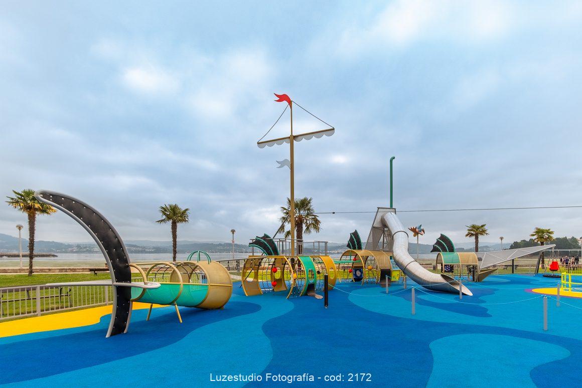 área de juegos infantiles con forma de pez y tobogan diseño lappset en galicia