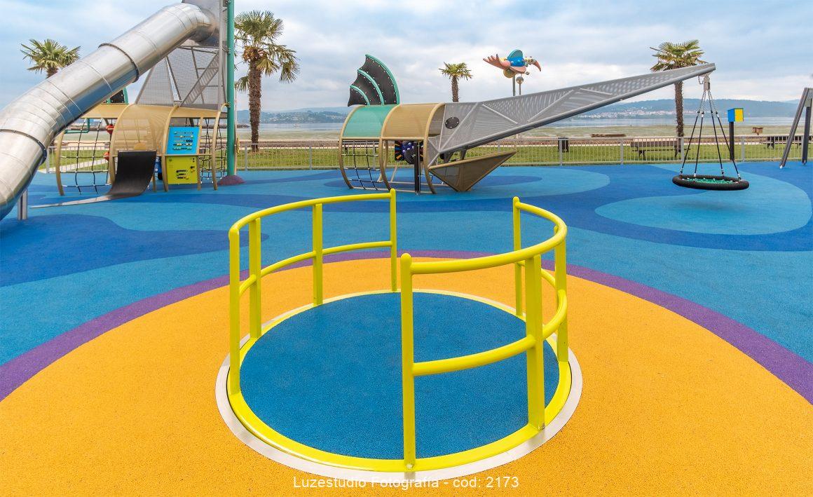 fotografía parque infantil forma de pez en galicia frente al mar