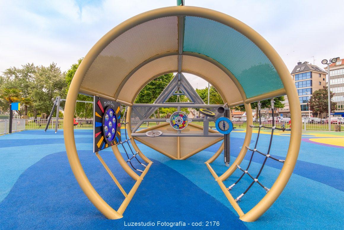 diseño de parque infantil con multijuegos sobre suelo azul en galicia