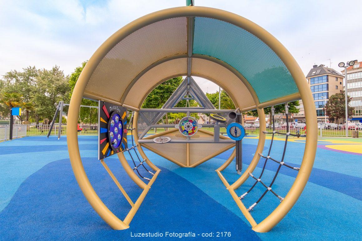 diseño de parque infantil con multijuegos sobre suelo azul en galicia