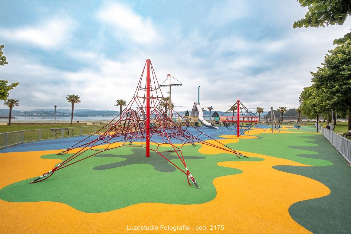 parque infantil sada galicia con estructura de cuerda para trepar frente al mar
