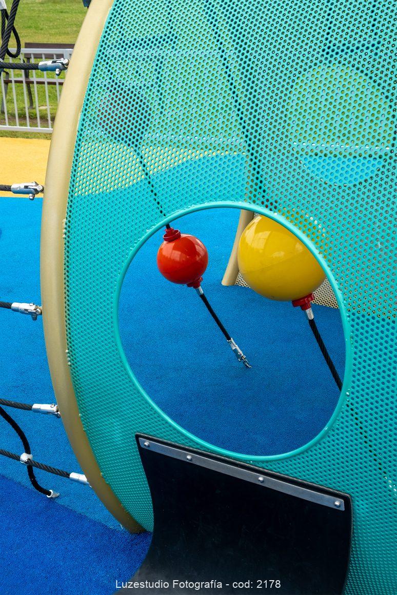 detalle estructura parque infantil con malla de acero caucho y cuerdas para trepar