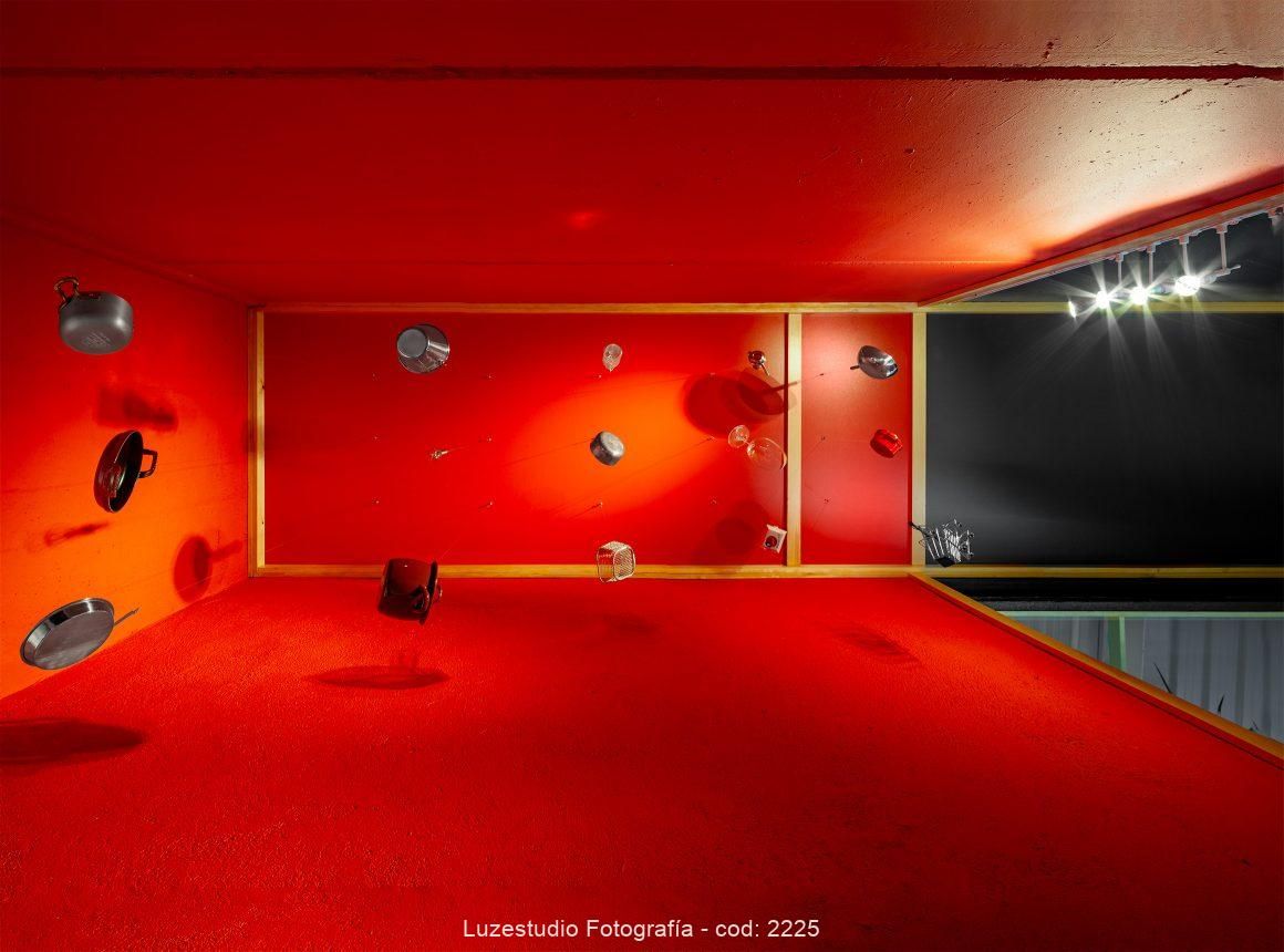fotografía de arquitectura pared roja con vajilla colgada diseño ping pong arquitectura