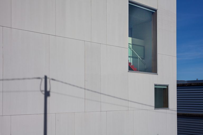 reportaje de fotografía de arquitectura edificio cica fachada con ventanas