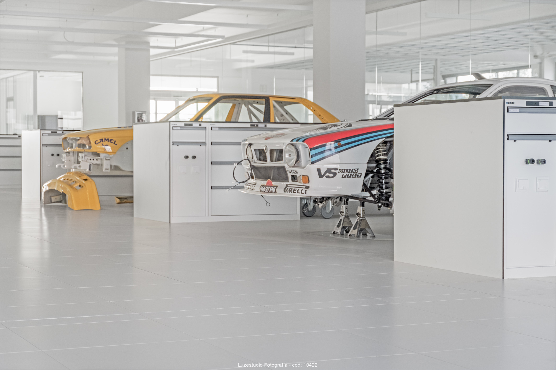 coches elevados en taller de la escuela motor sport institute de madrid