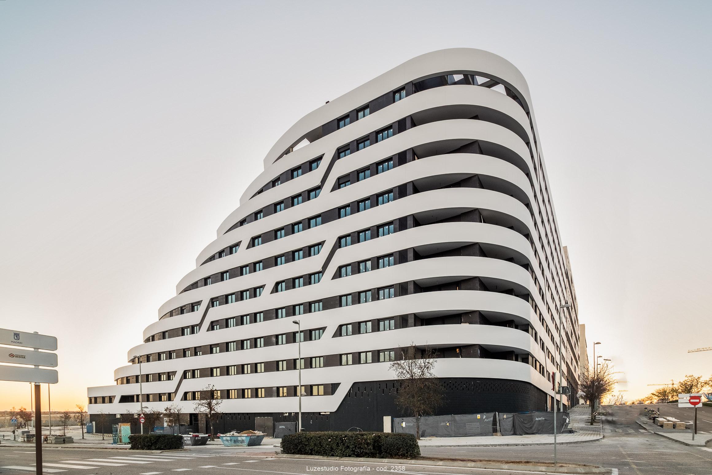 foto arquitectura construción edificio terrezas del lago madrid con calle vacia en atardecer