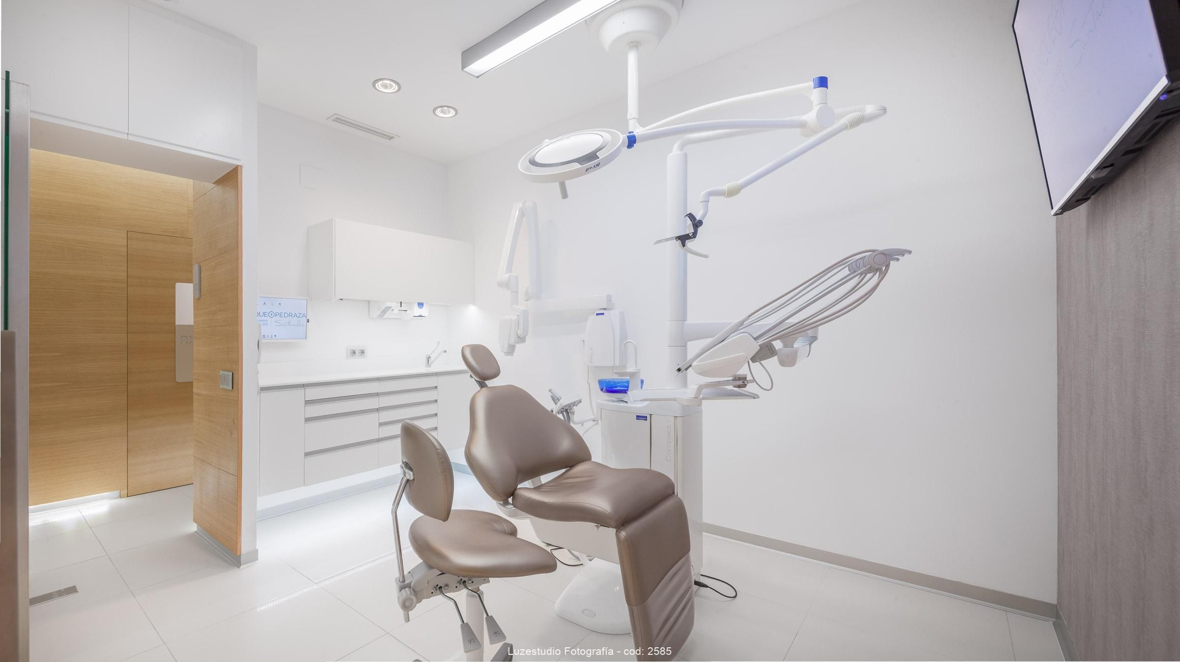 gabinete dental equipado con puerta abierta hacia pasillo