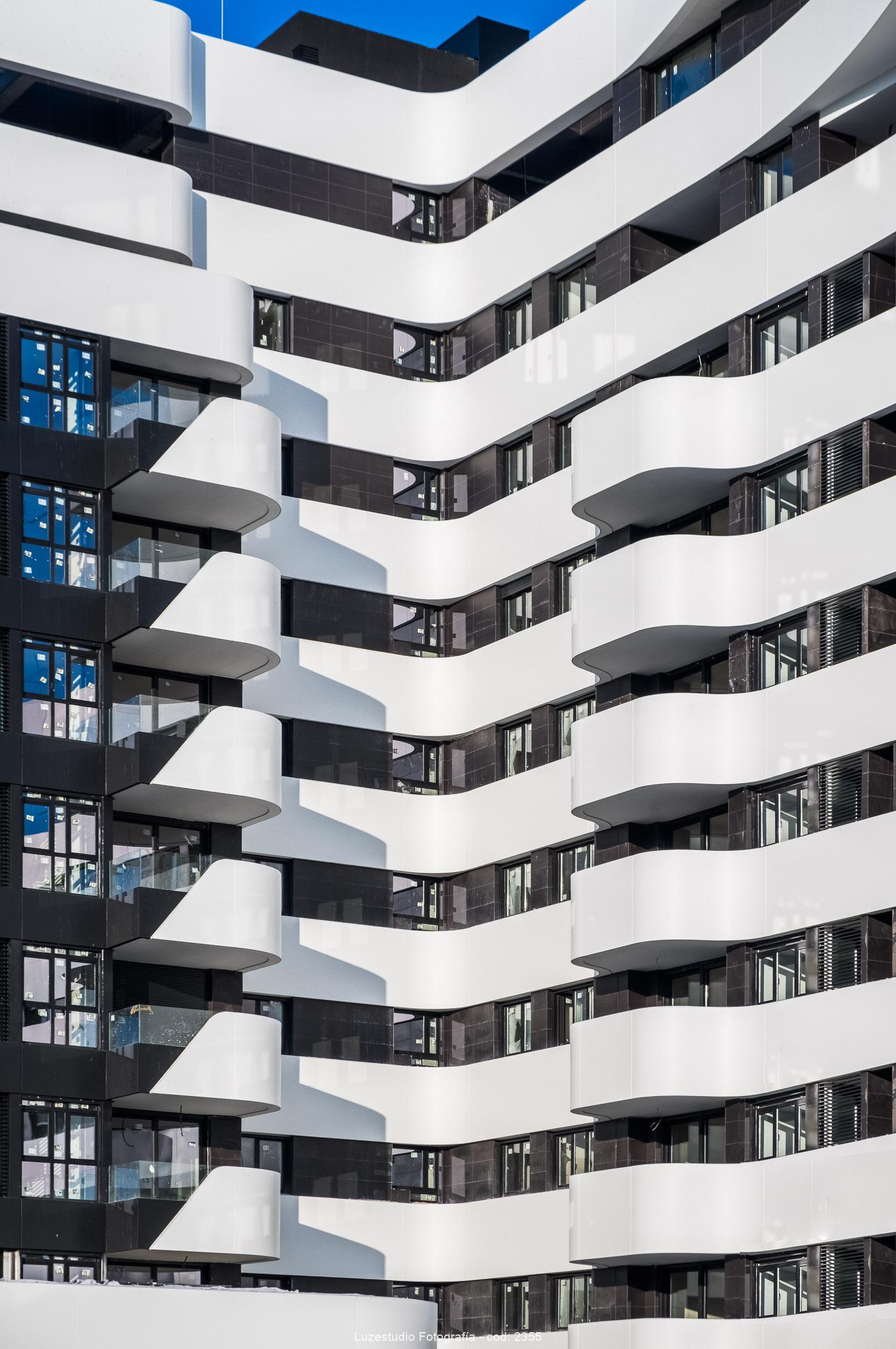 facada edificio con balcones y fachada curva diseño arquitectonico morph estudio butech