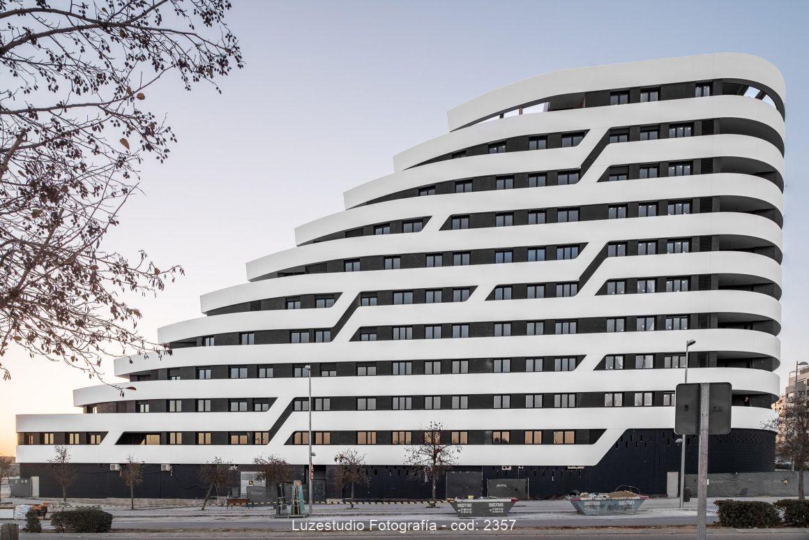 fachada lateral edificio arquitectos morph estudio facahda materilaes blancos y negros porcelanosa fotografo de arquitectura