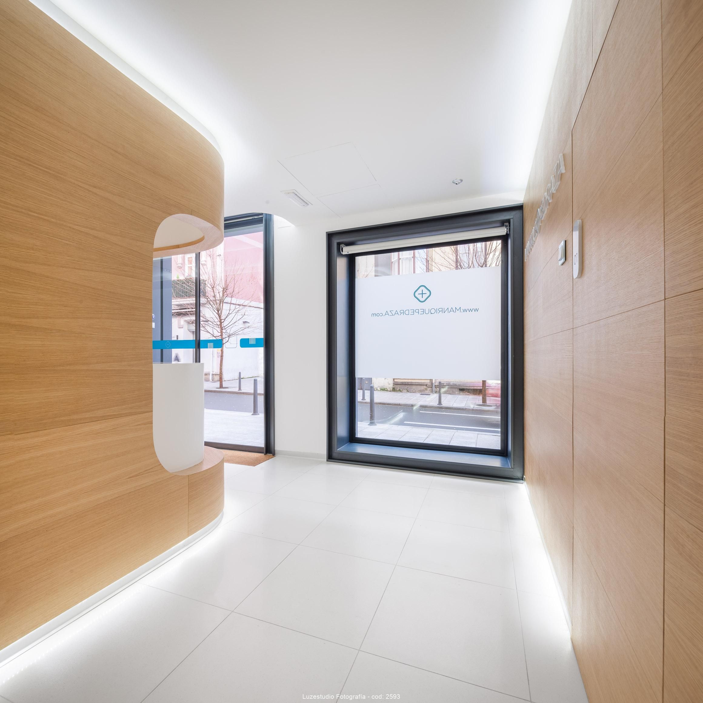 fotografía de arqutiectura interior clinica dental diseño en madera iluminación led