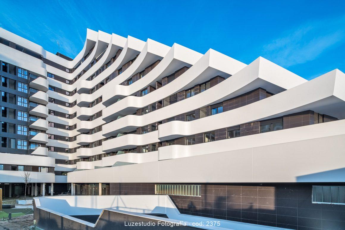 edificio terrazas del lago arquitectos morph estudio fachada krion porcelanosa cielo azul fotografo de arquitectura