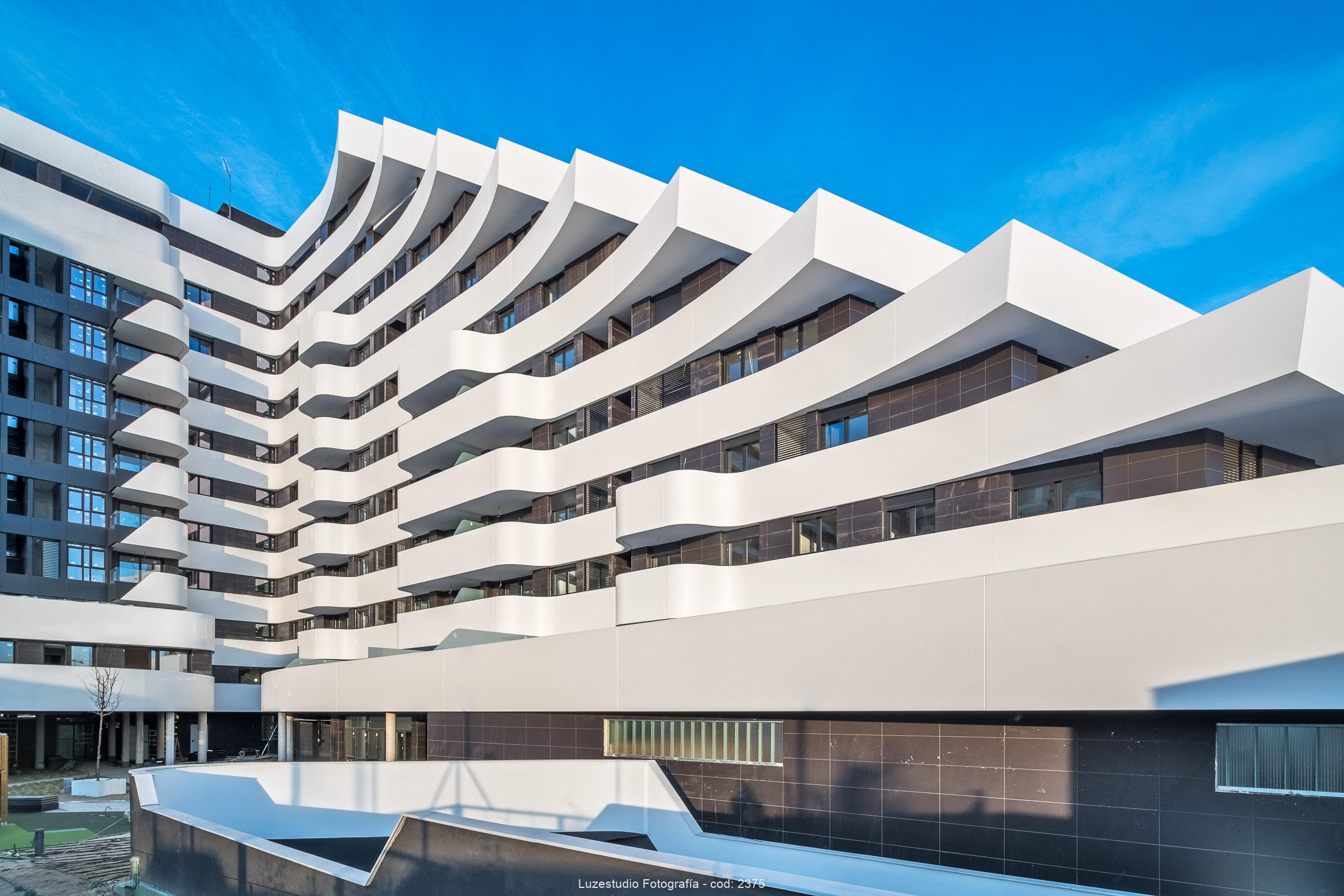 edificio terrazas del lago arquitectos morph estudio fachada krion porcelanosa cielo azul fotografo de arquitectura