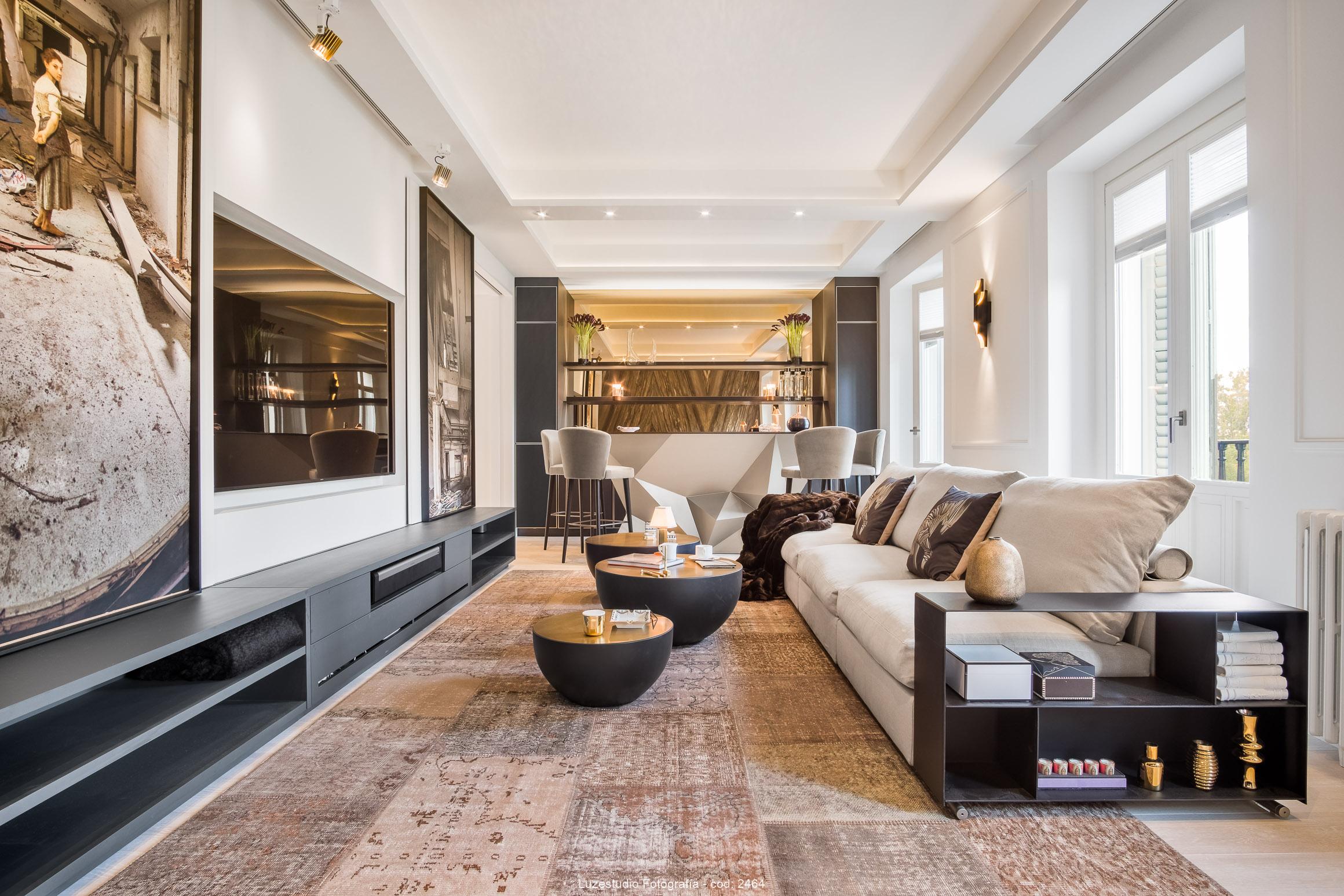 salon de lujo con sofa color crema, muebles de salón y barra al fondo en un piso del paseo de la castellana fotografiado por fotógrafo de interiores en Madrid