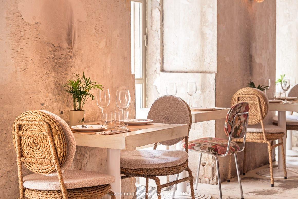 fotografía de interiores mesas con sillas de mimbre en restaurante madrid