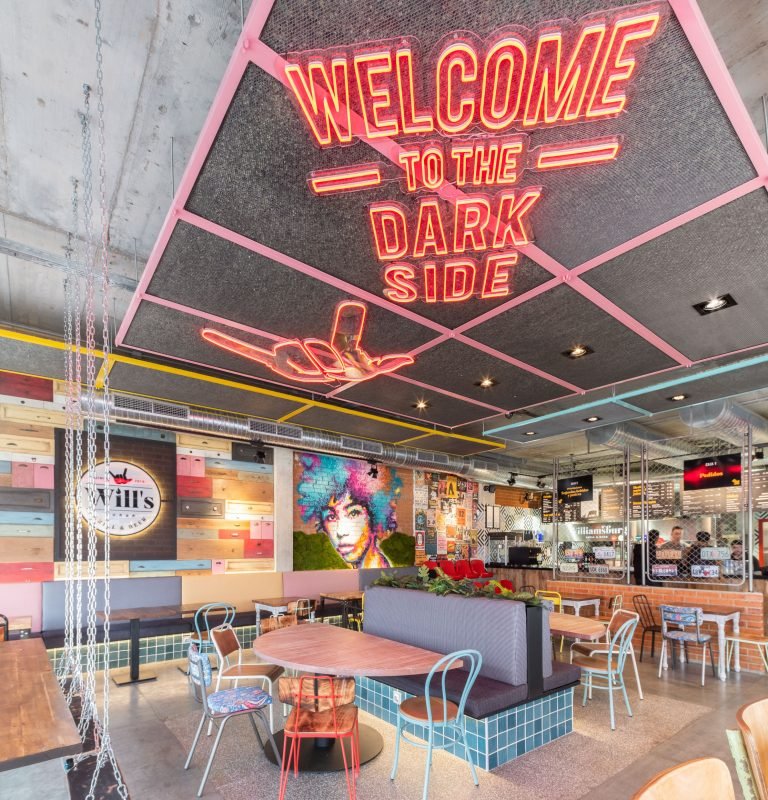 fotografía de arquitectura interior restaurante con texto neon rojo