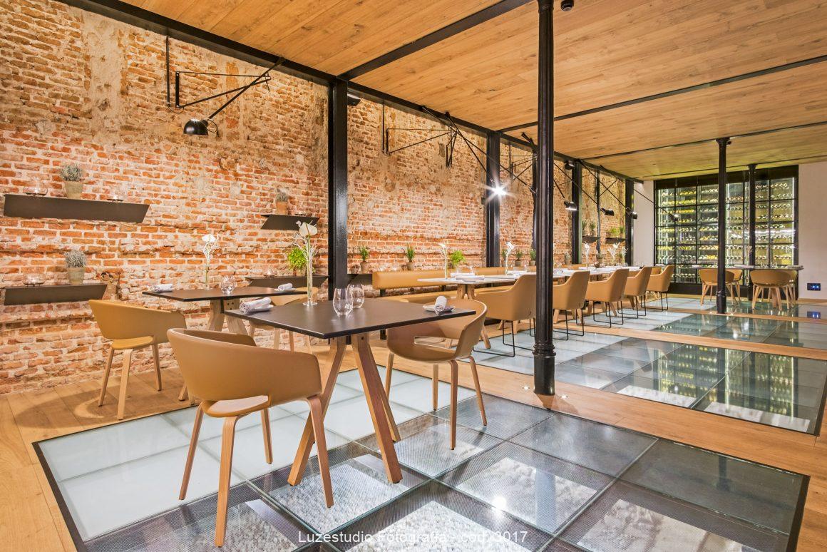 salón principal del restaurante dos cielos con suelo de cristal