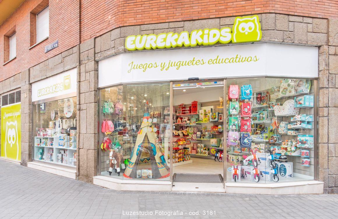 fachada con entrada de la tienda eureka kids escaparate de cristal con juguetes