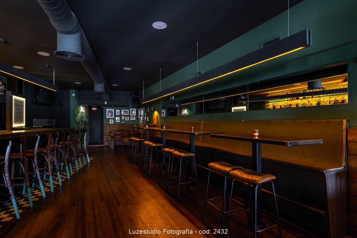 foto de interior cervecería con iluminación nocturna y banco corrido