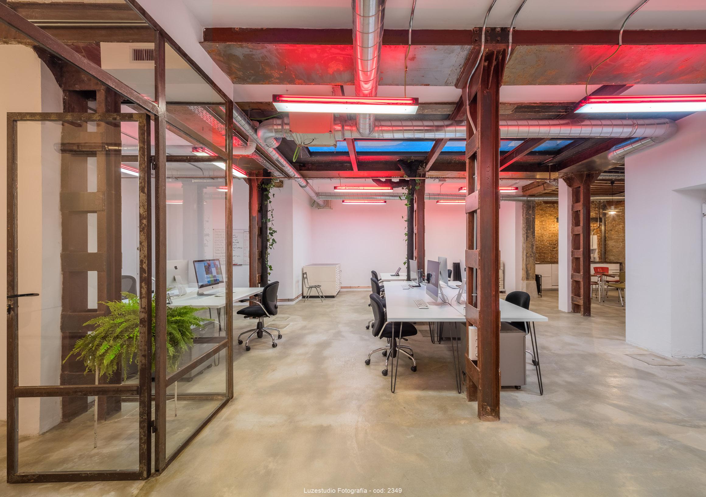 espacio de trabajo estudio de diseño barfutura con neones rojoz y ventana de techo