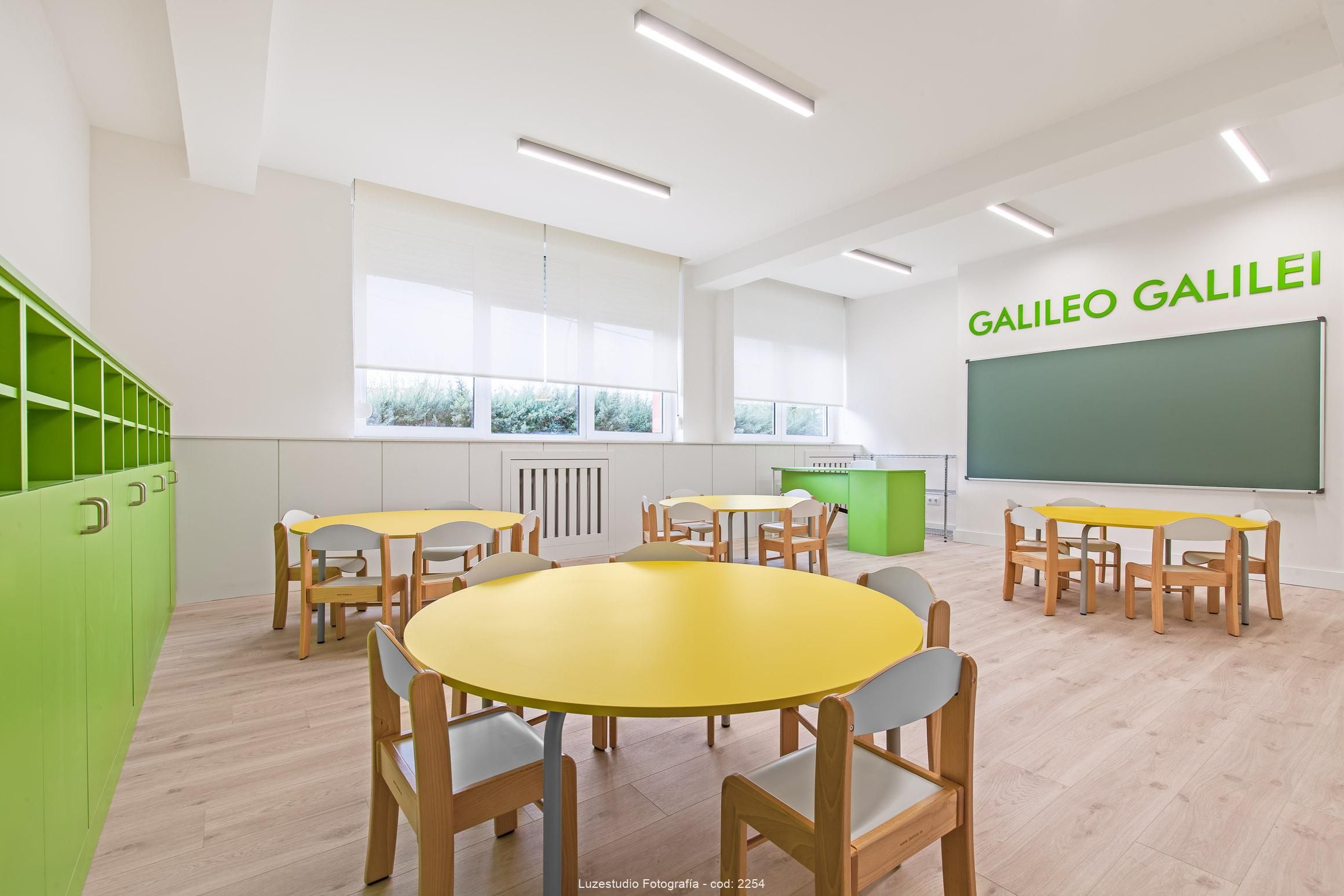 aula galileo galilei con tablero y cuatro mesas en escuela infantíl de pozuelo