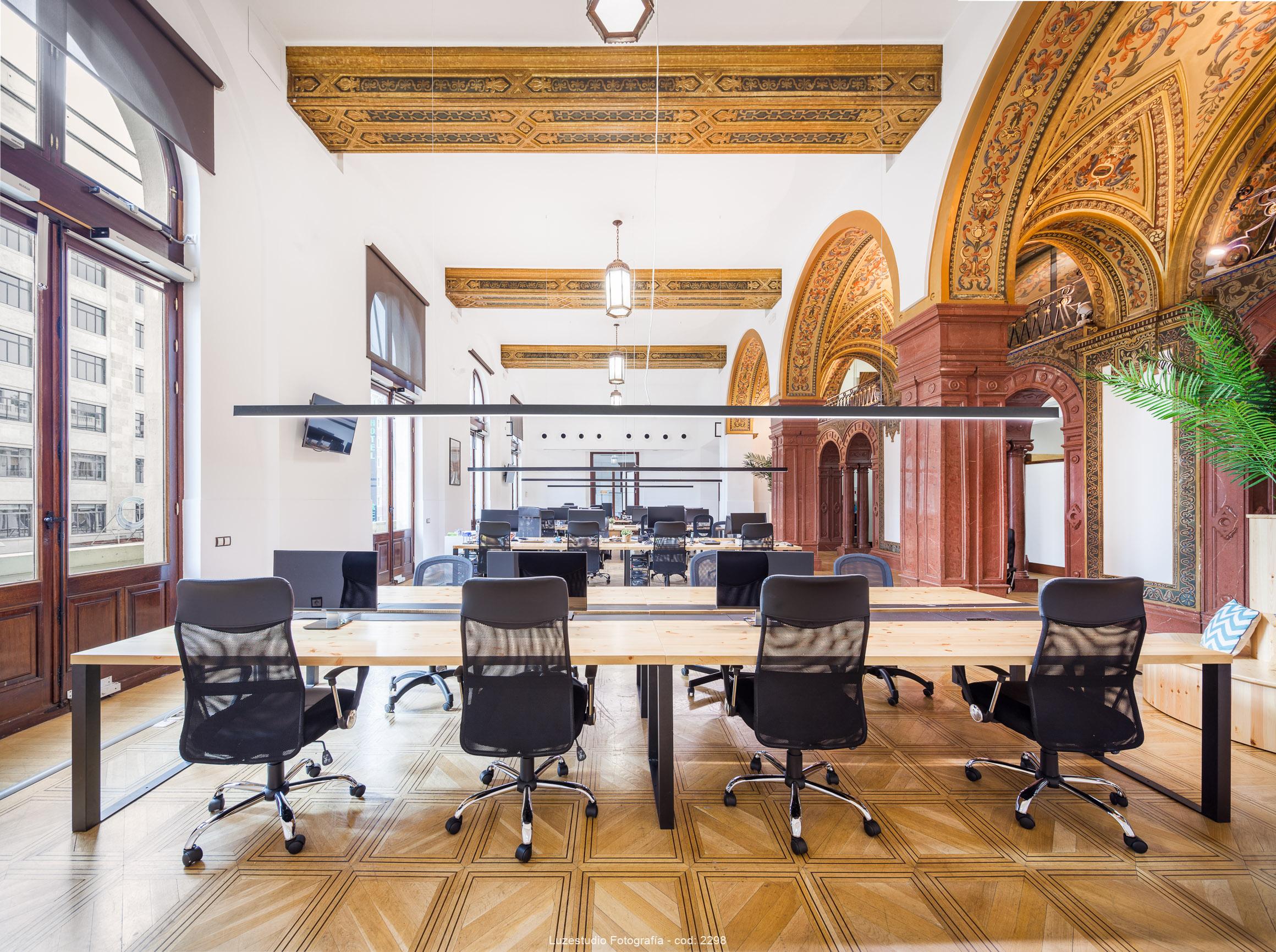 fotografía de interiores espacio oficina con filas de mesas y cupulasen palacio de la prensa madrid arquitectura Pedro Muguruza Otaño