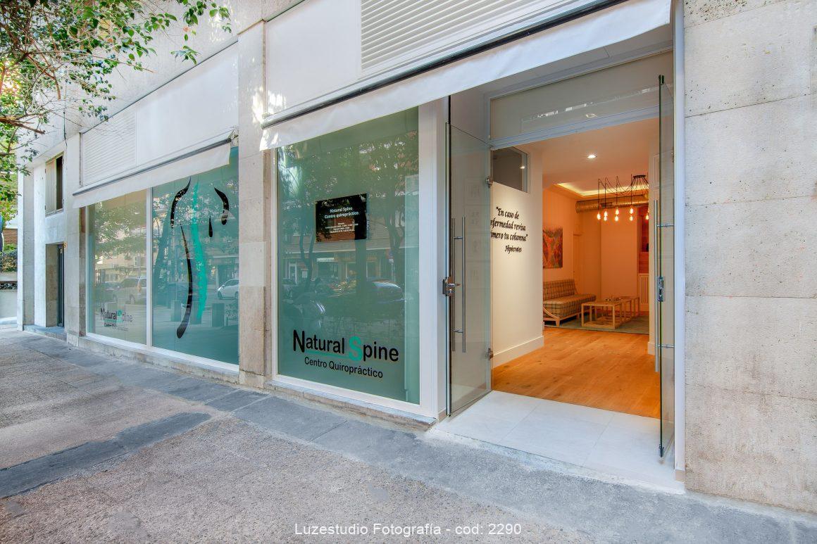 fachada del centro quiropráctico natural spine en madrid con vistas al interior